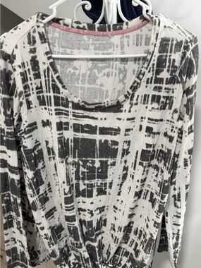 Women's Black & White Patterned Long Sleeve Top